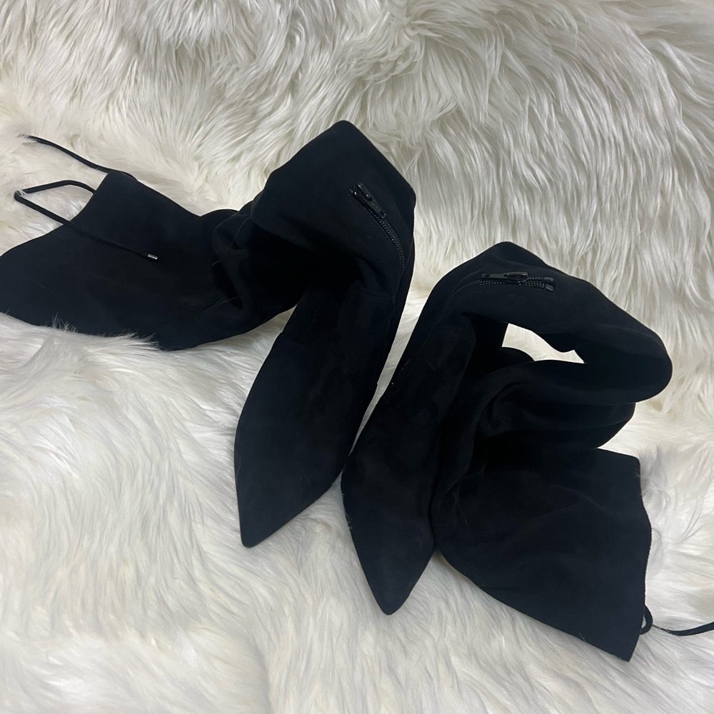 Knee high boots. Black.